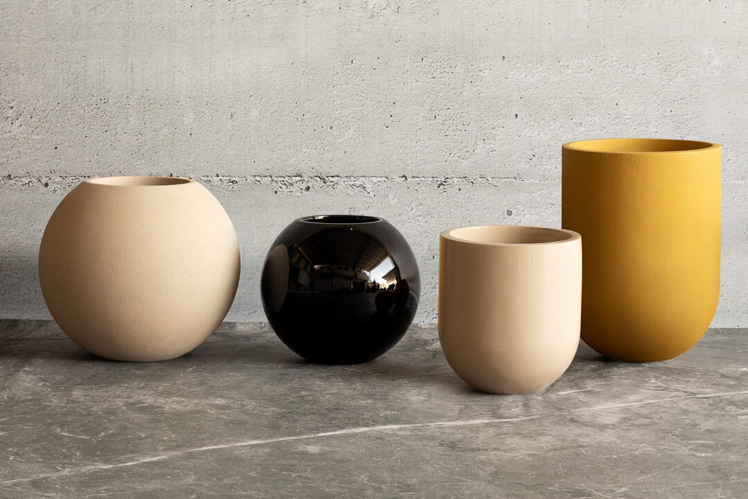 ovalio and leppo placed in pot clusters in black, yellow and brown colours 